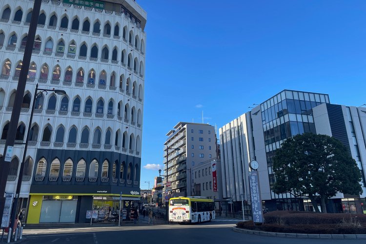 豊田駅北口のロータリー。この裏手に飲み屋街もあります。ちなみに豊田駅の発車メロディーは童謡『たきび』。