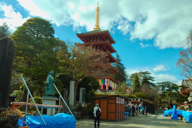 高幡不動尊の境内。手前に土方歳三像、奥に五重塔。訪問時は節分行事の直後で、出店の撤収をしていた。
