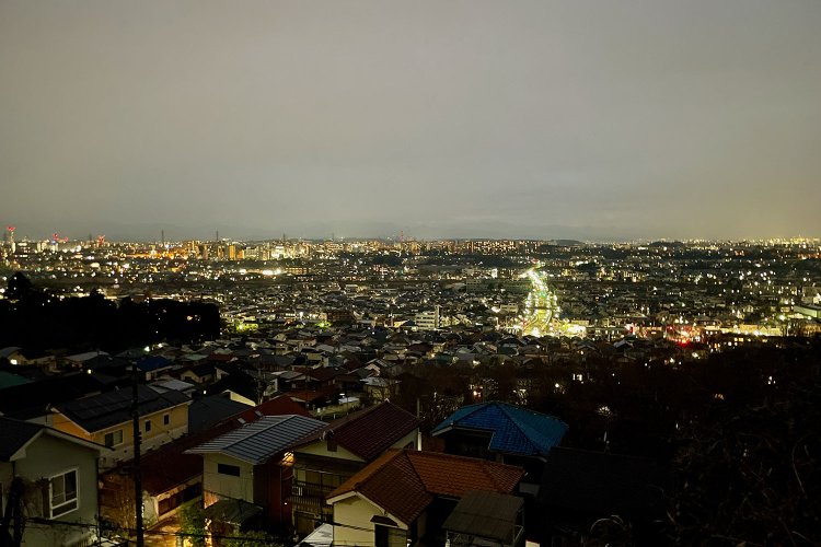 住宅光のじゅうたん！　が、丘陵の緑地には街灯がないため、明るいうちからの訪問をおすすめします！