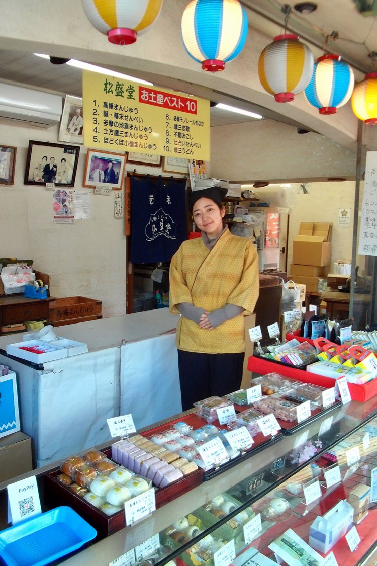 こちらの本店を切り盛りしながら、新感覚の和菓子開発にも力を入れる4代目・妙華さん。