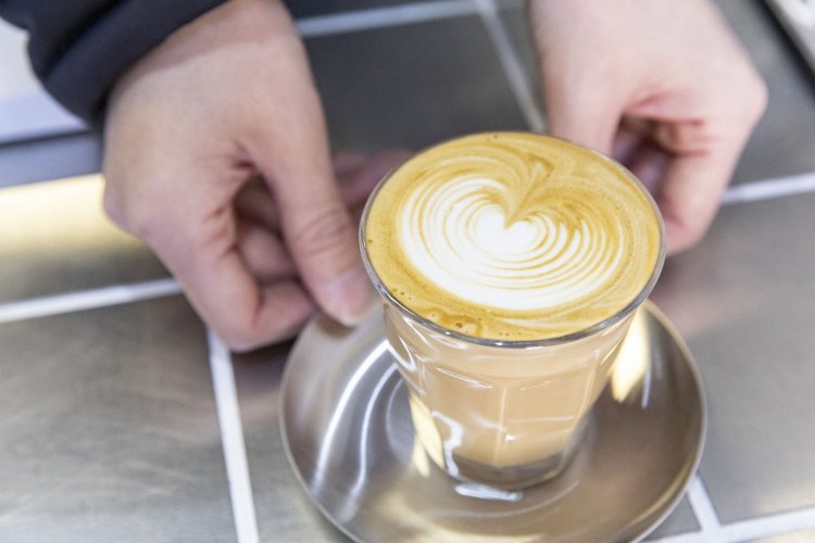 フラットホワイト650円（テイクアウト550円）も心和む味。