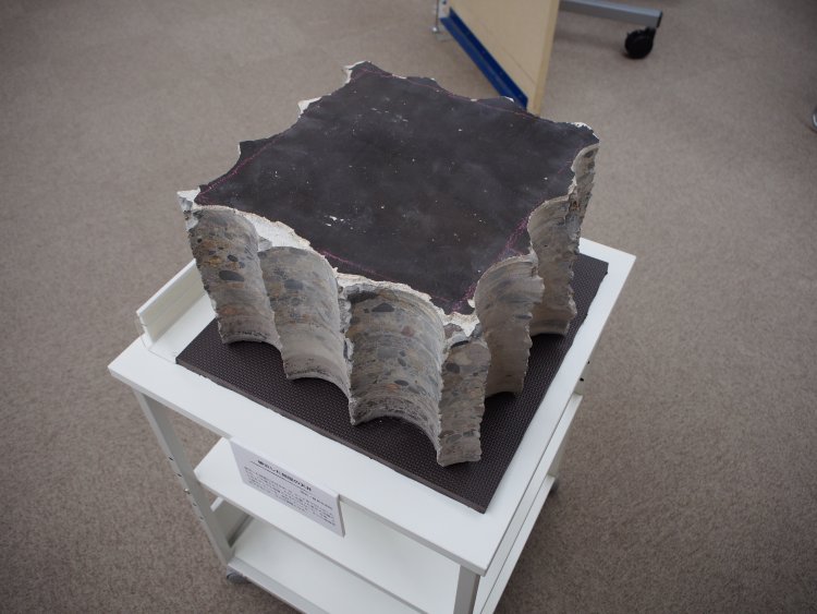 黒く焼け焦げた病院の天井。