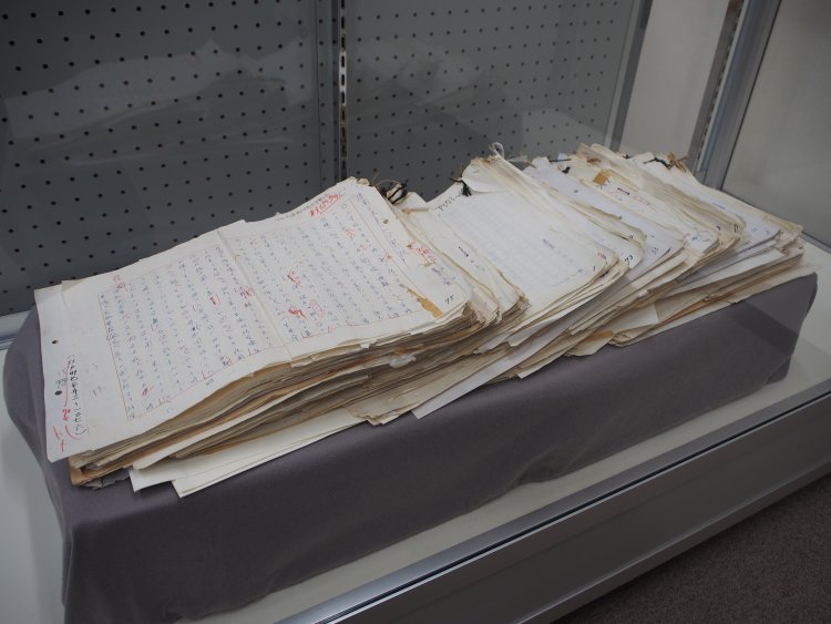 空襲体験記の生原稿の束。