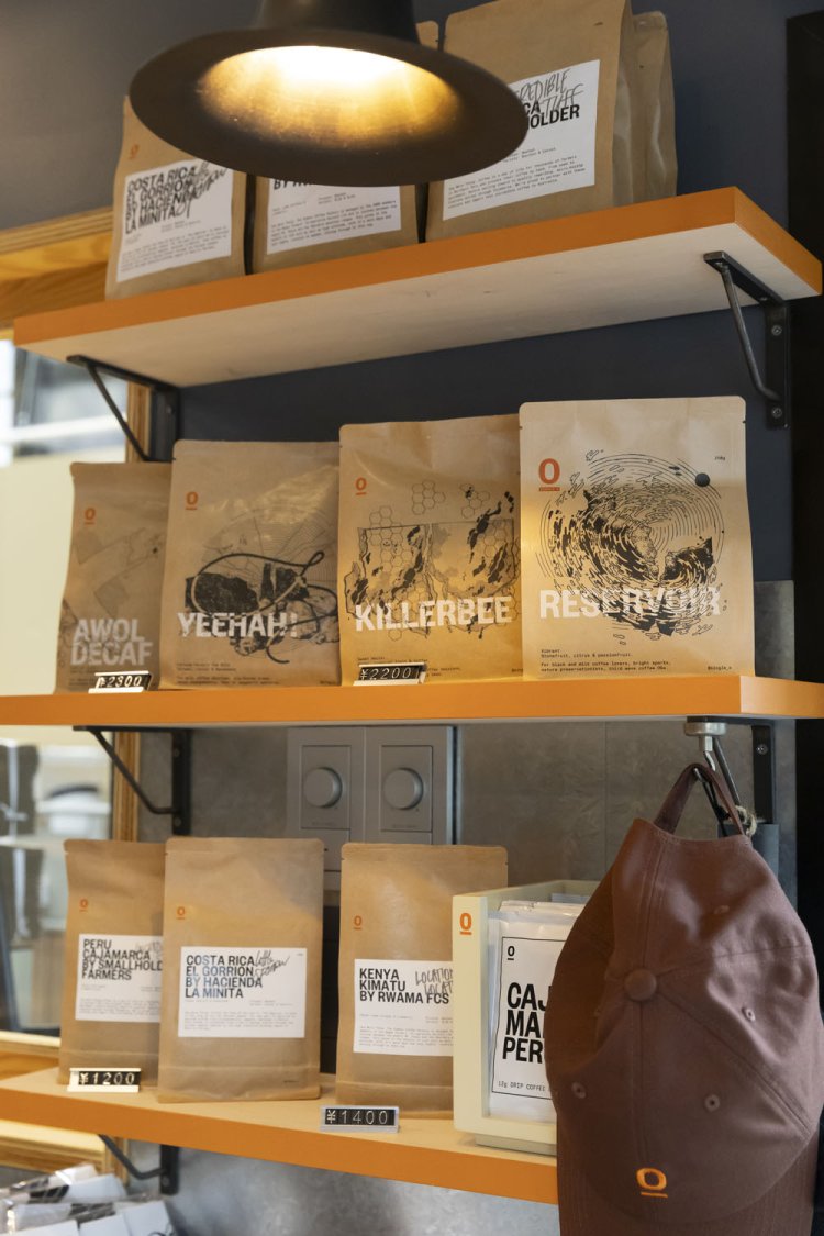 アーティストに頼んでデザインしているおしゃれな豆袋も好評。