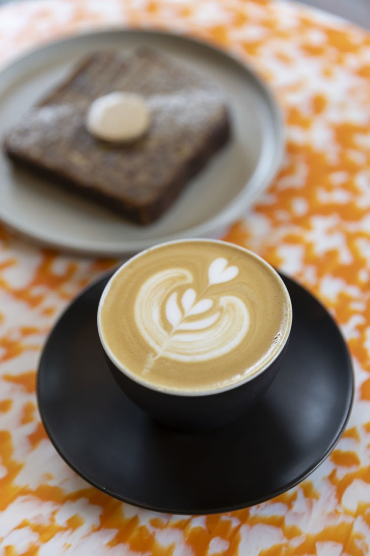 ラテ600円とバナナブレッド・エスプレッソバター添え700円。