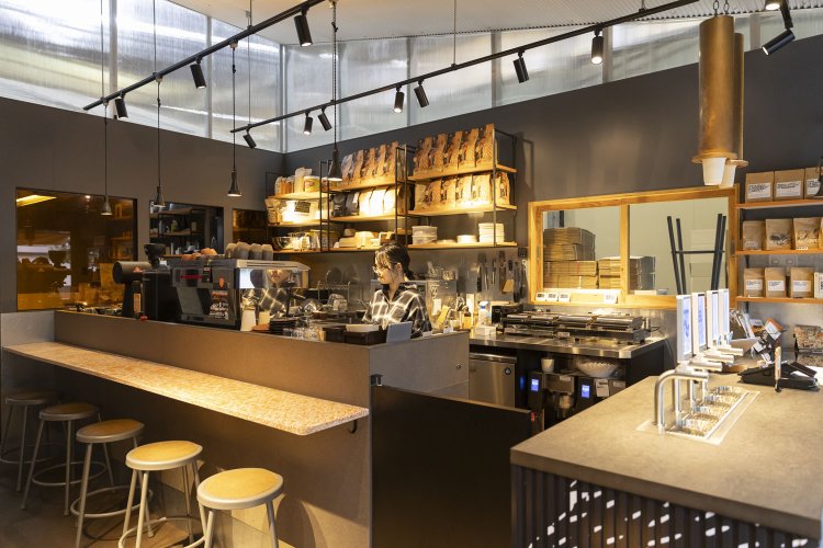 バリスタとの距離が近い、オープンな雰囲気がうれしい。