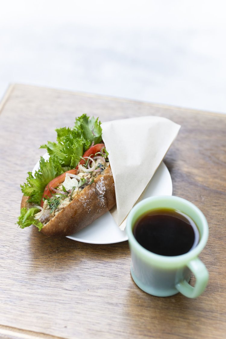 コーヒーに合う絶品サバサンドイッチは700円。ハンドドリップのエチオピア イルガチェフェ ウォテコンガ2300ナチュラルは750円。