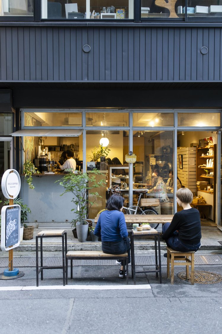 店の前の椅子に座ってのんびり。下町情緒も味わいに花を添える。