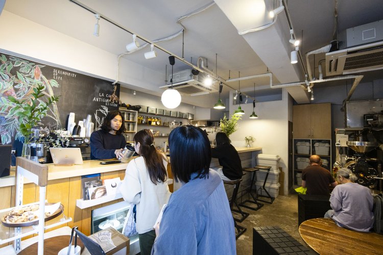 お客さんでにぎわう店内。