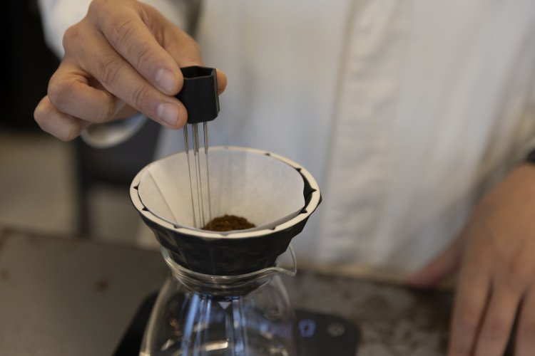 コーヒー粉の状態をWDTツールで均質にならす。