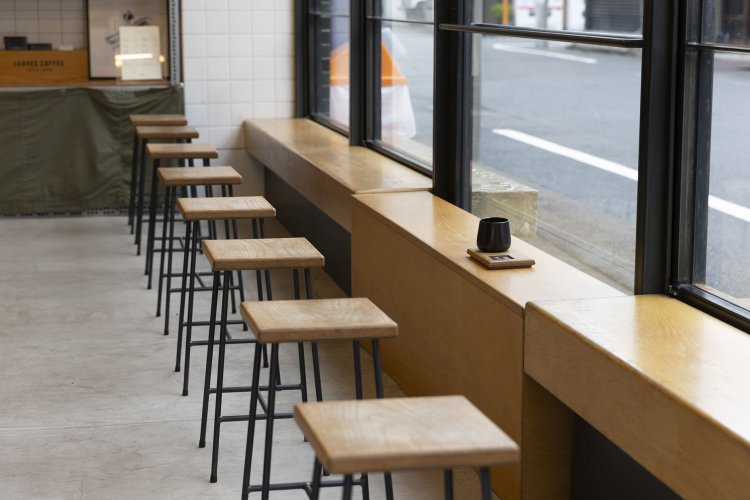 窓際のカウンターが特等席。両国の静かな路地裏で至福のひとときを。