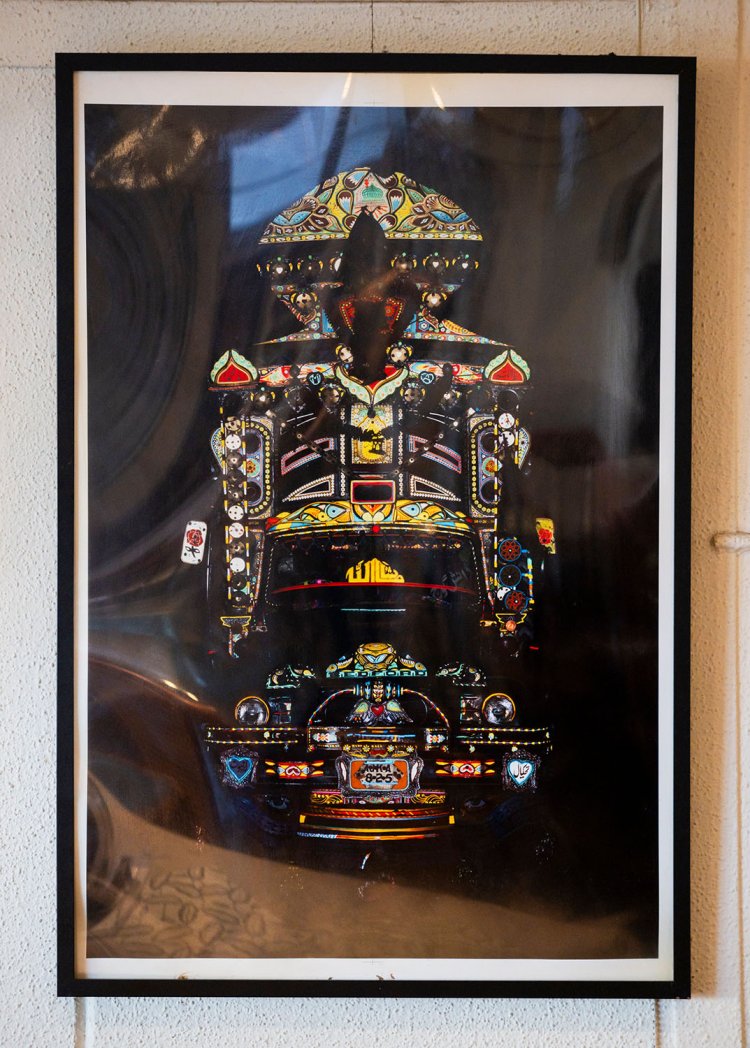 パキスタン名物デコトラ写真は日本人の撮影。