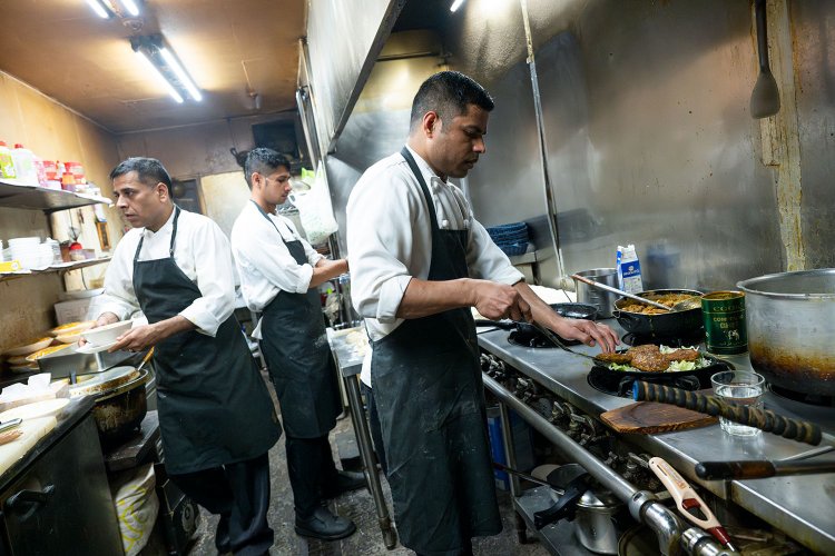 キッチンを支えるシェフたち。