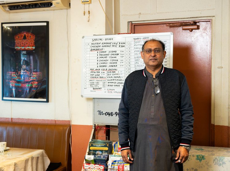 1988年に来日したアリさん。鳶（とび）職で働いていたこともあるが、いまやヤシオスタンの第一人者。