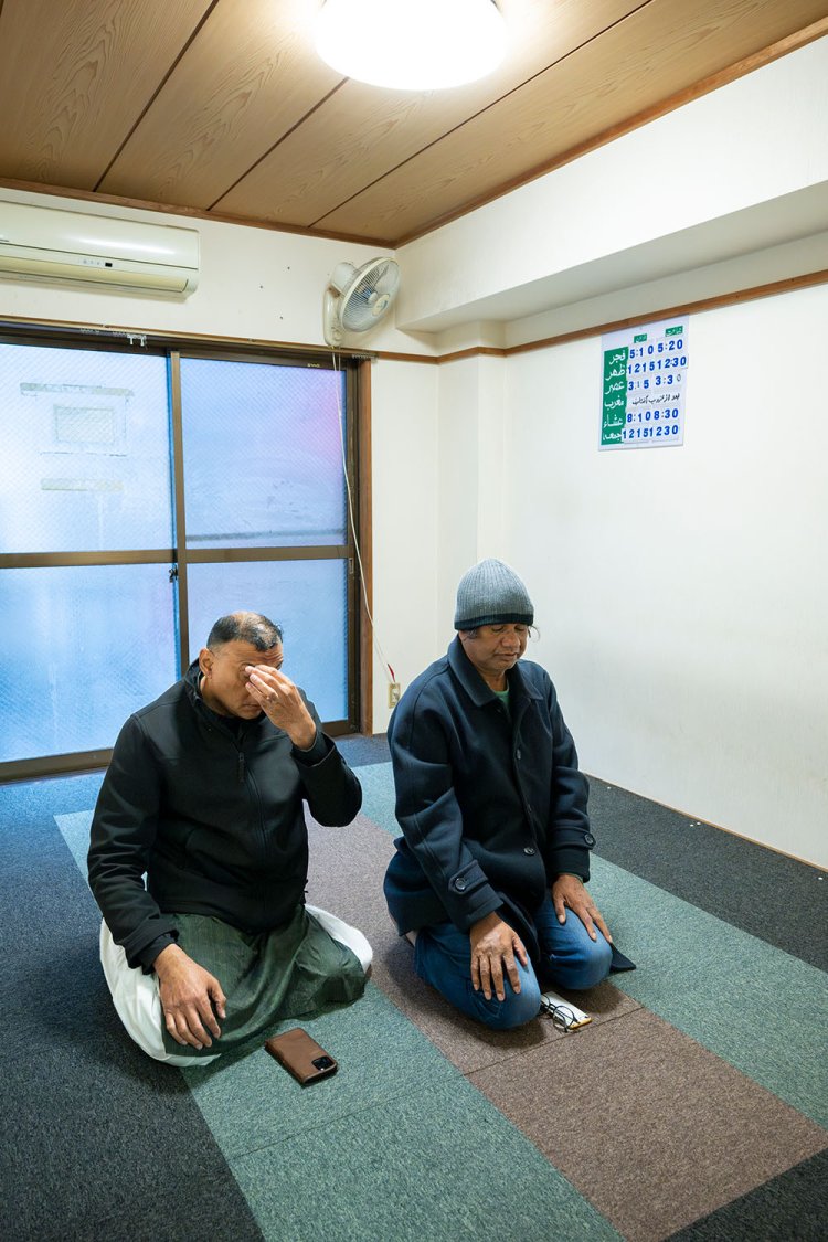 店の裏手には簡素な礼拝所もある。金曜日はたくさんのイスラム教徒がやってくる。