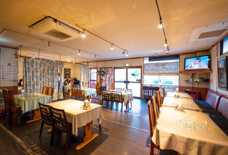 食事に来る人も持ち帰りの人も、次々にやってくる。常連の日本人も多いとか。