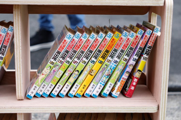 会場の本棚にはもちろん『こち亀』。