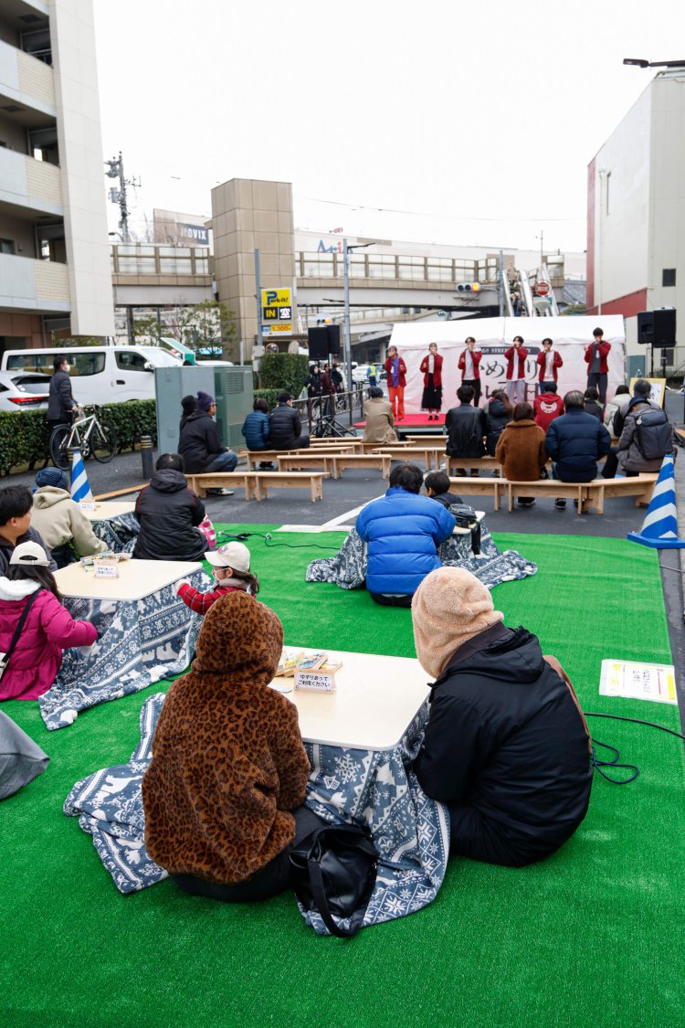 こたつエリアは人気。会場にはキッチンカーや音楽ステージが開設。ジャズやクラシックの生演奏が上演された。
