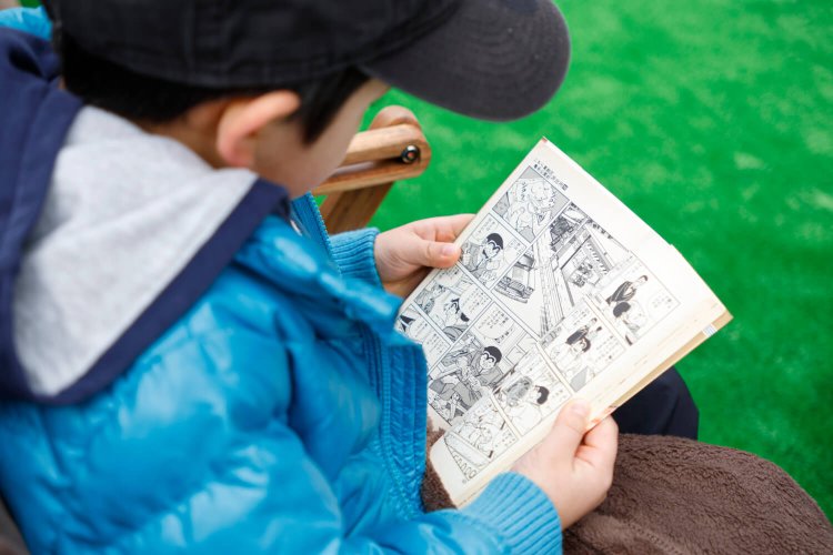 一心不乱に読みこむキッズ。