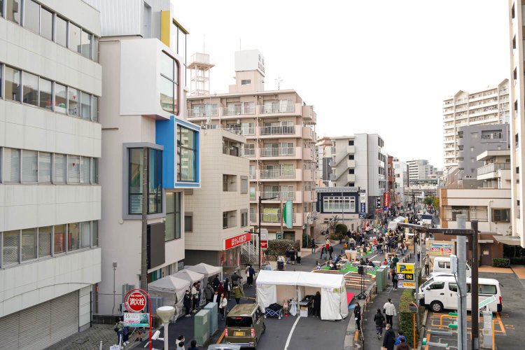 左側、窓が特徴的な建物が『こち亀記念館』だ！　この記念館前の宮前通りが「かめありハレの日」の会場になった。