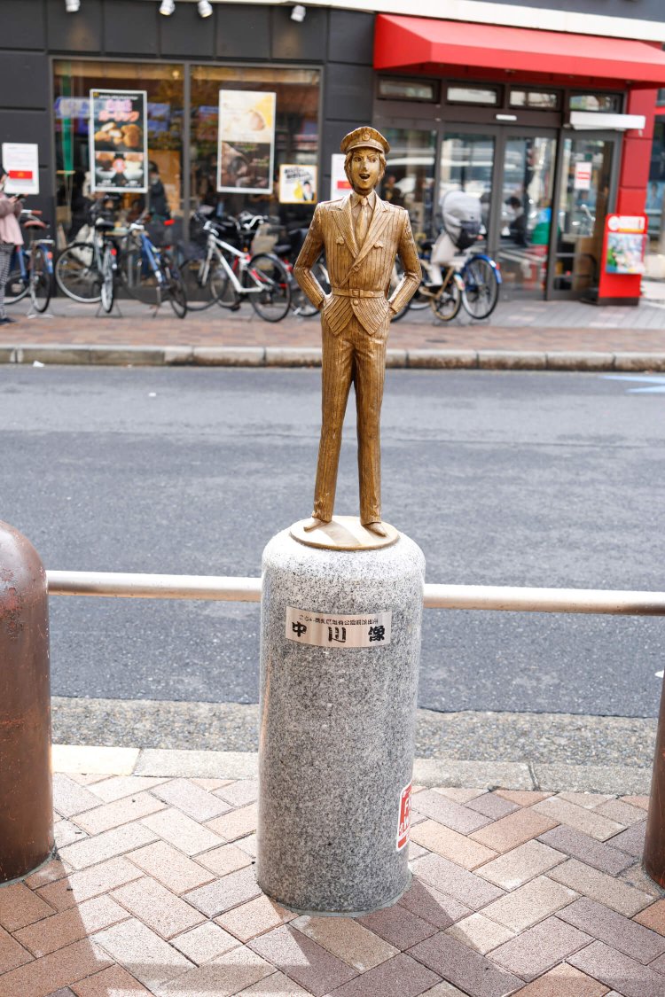 南口、宮前通りの入り口にある中川像。制服の模様も緻密に再現。細！