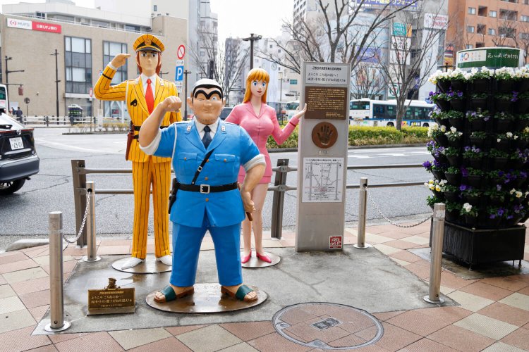 亀有駅南口出てすぐ。『こち亀』初のカラーの銅像。大原部長もこっそりいる。