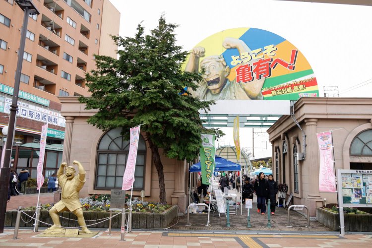 南口すぐのリリオパーク前には、お祭り姿の両さん銅像。