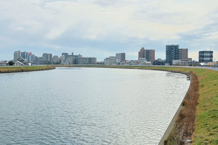両さんが自転車で爆走する中川の土手。