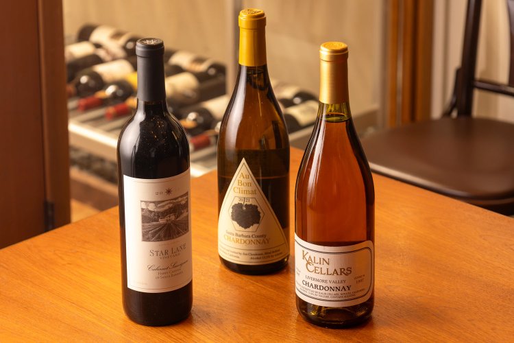 ワインはフランスやアメリカ産を中心に赤60種類、白30種類ほど用意する。