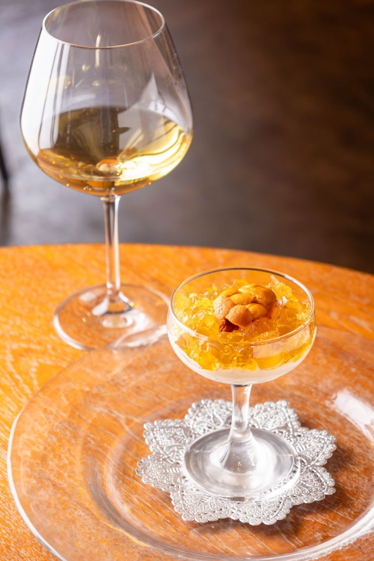 人気のコンソメジュレと北海道産生うにとうもろこしムース添え1080円。