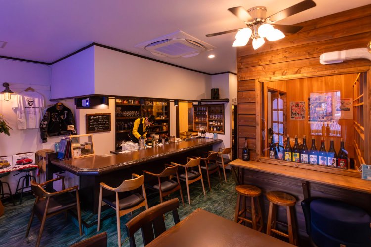 カウンター6席と、2つのテーブル席がある。