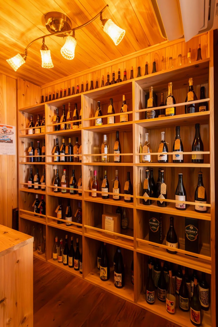 店舗内のワインセラーから選んで購入可能。