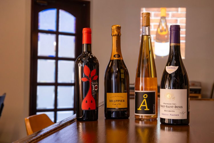 泡、白、赤、ロゼに加え、オレンジワインも充実。5種類コンプリートセット3300円で、全種類飲み比べもできる。