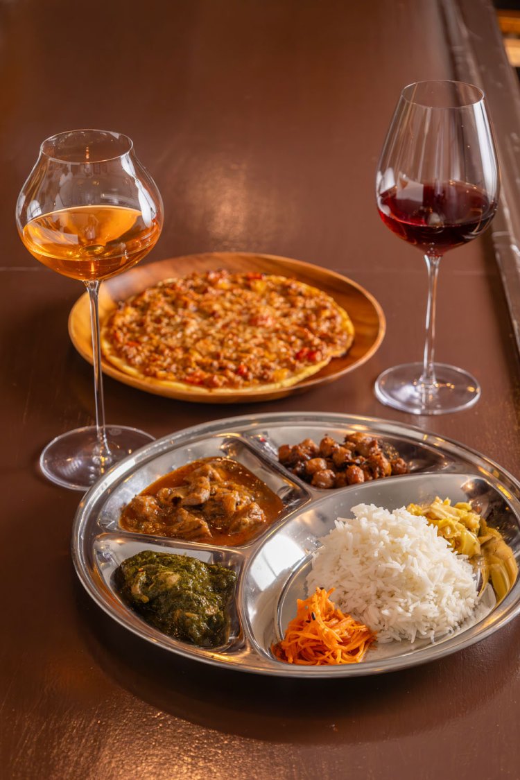 スパイスチキン、サグチキン、チャナマサラの3種が楽しめるスパイスカレーセット1540円、米粉クリスピーに自家製キーマカレーをのせたPizzaキーマ1430円、グラスワイン880円～。