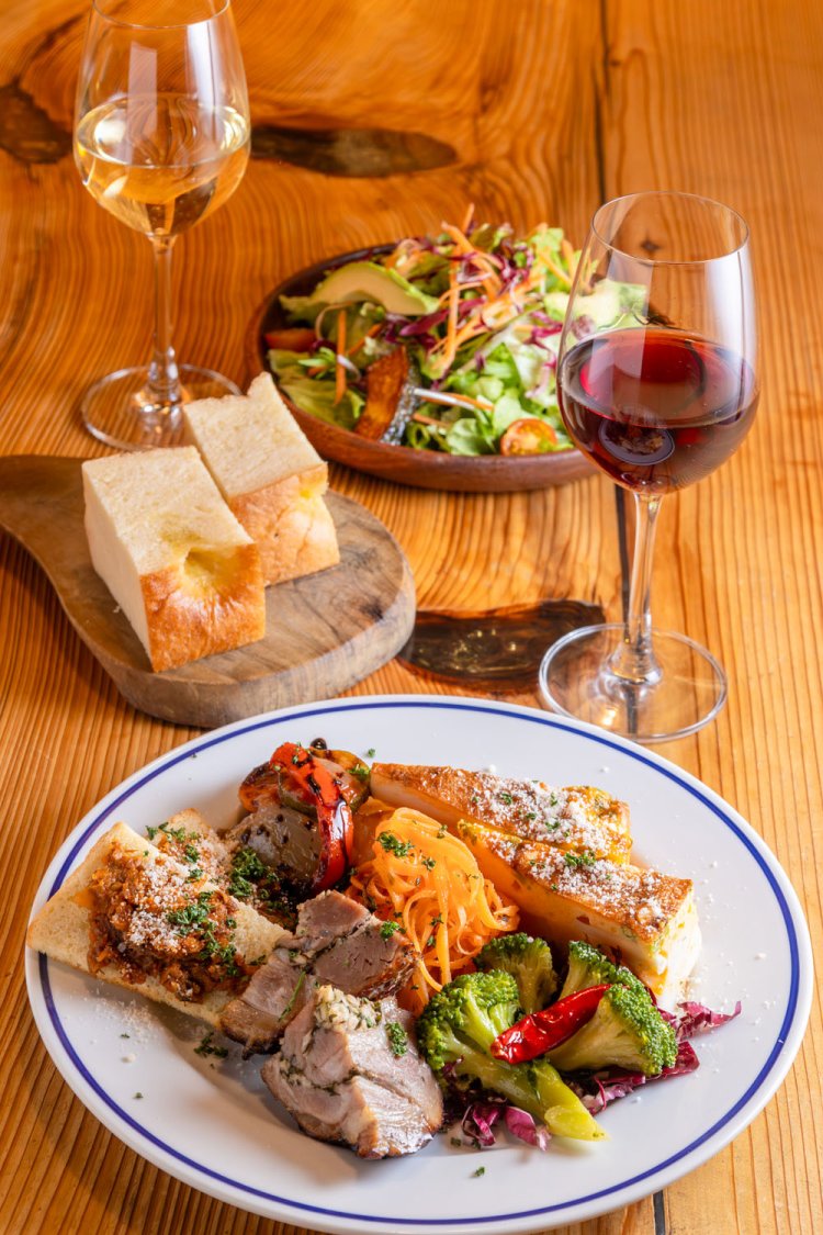 選べる前菜の盛り合わせ3種類1500円～、モンキーサラダハーフ700円。