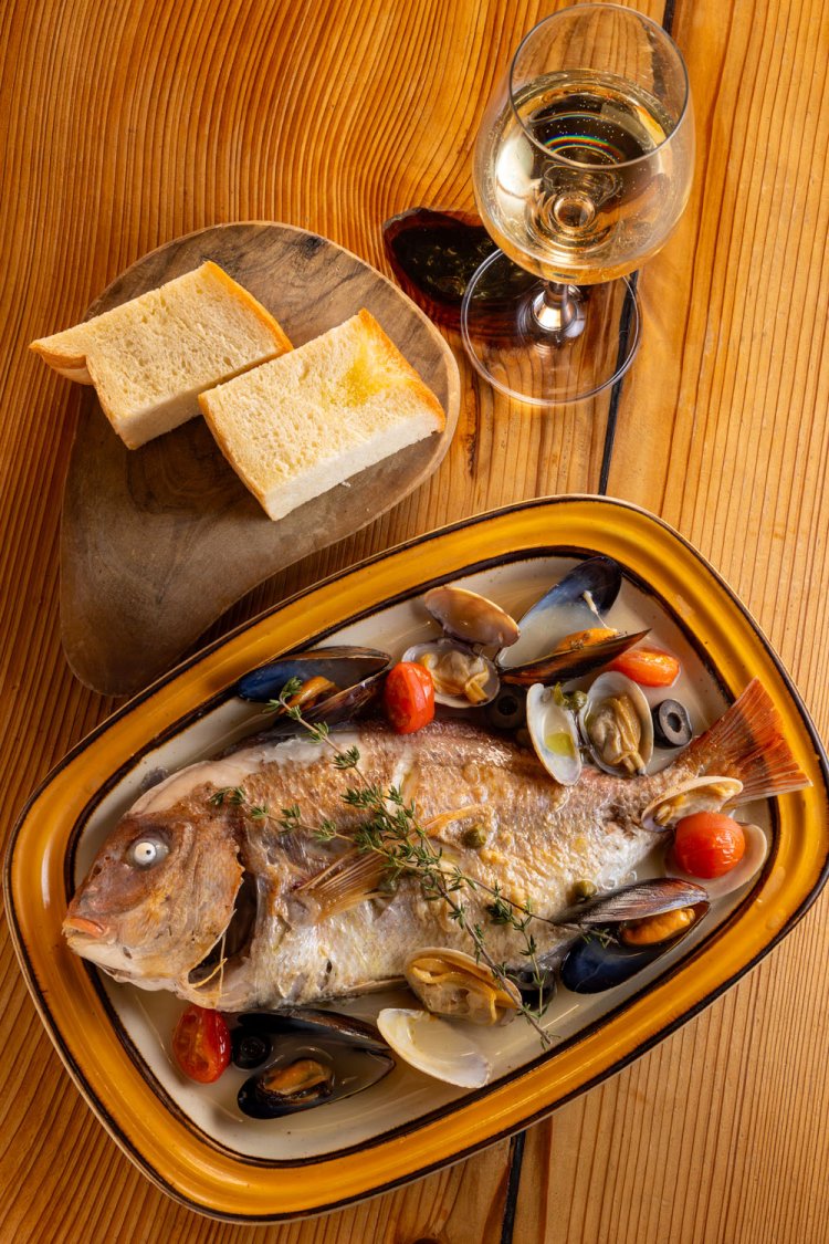 鮮魚のアクアパッツァ1800円～。日替わりで、この日は真鯛。フォカッチャ1個 200円も自家製。グラスワイン600円～。