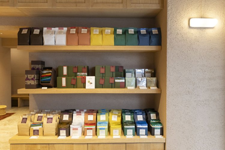 焙煎豆のラインナップは見た目も華やか。常時14種類ほど、ブレンドも含めると17～18種類にもなる。