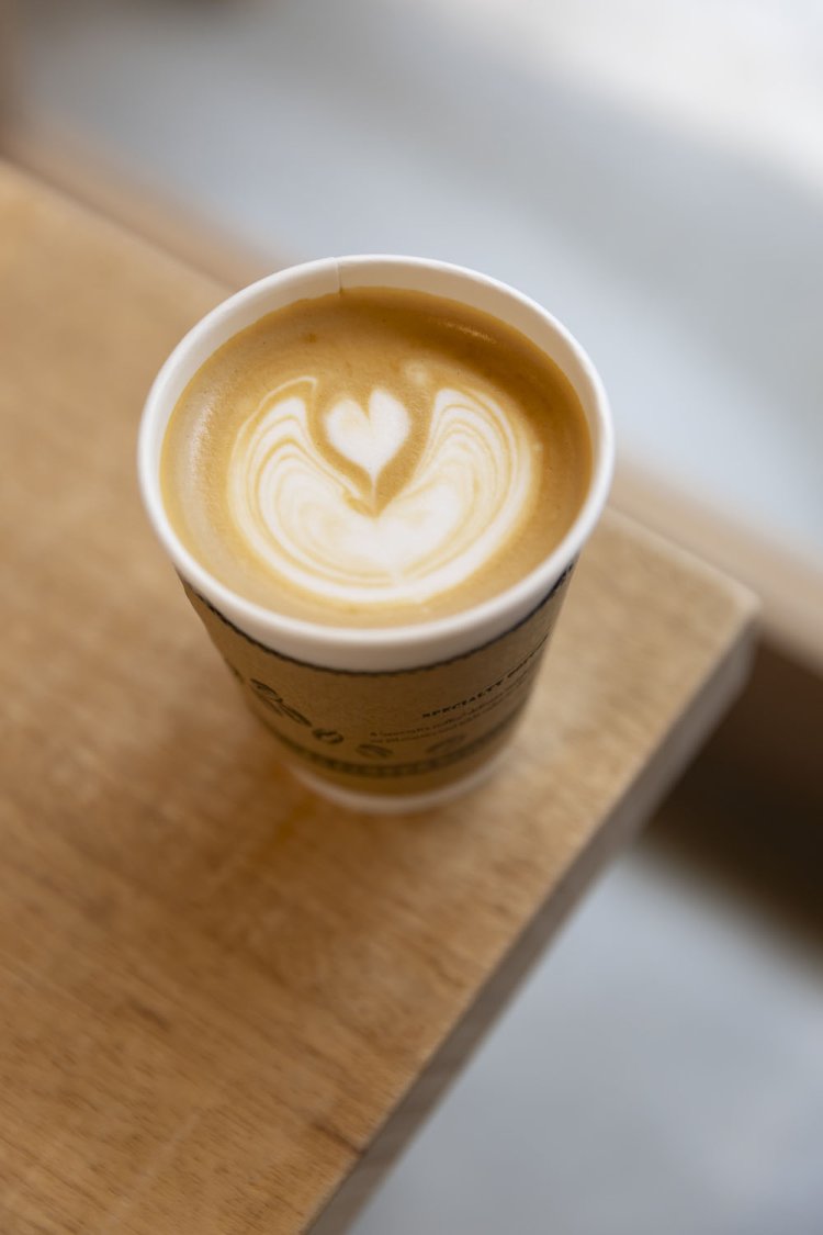 窓辺でほっこり味わうラテがうれしい。