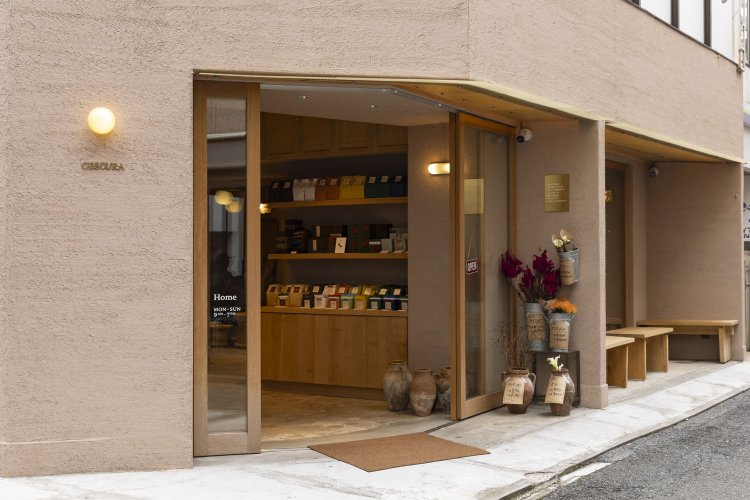 田園都市線の三軒茶屋駅南口を地上に出てすぐ、路地の入り口に立つ。住宅地からの通勤客が行き交う一等地。