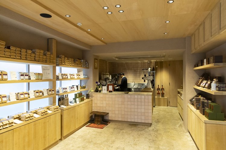 気軽に焙煎豆を選べるのがいい。店の右奥には広いイートインスペースがある。