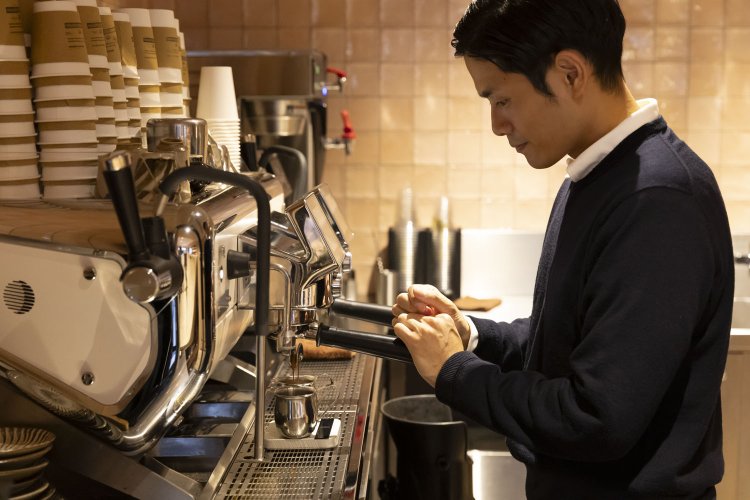 ラテを淹れてくれた店長の佐藤圭悟さん。
