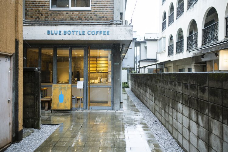 商店街から奥に入った一角に立つ。