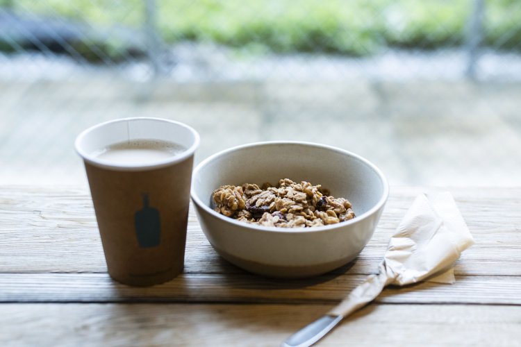 オリジナルグラノーラとミルク760円も人気。