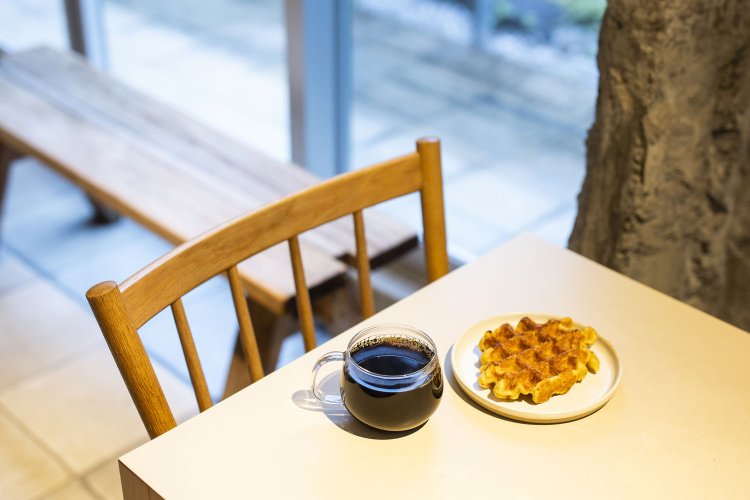 ジャイアント・ステップスのハンドドリップ594円。軽やかな酸味がありワッフルとよく合う。