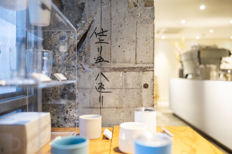 かつての建物の建築当時にコンクリートに記された文字がそのまま残る。