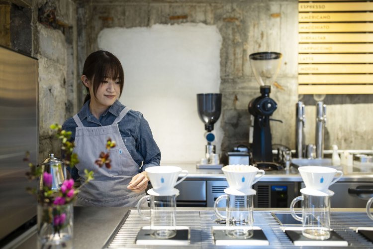 ドリッパーは有田焼。熱伝導率などを考慮して特別に作られた。