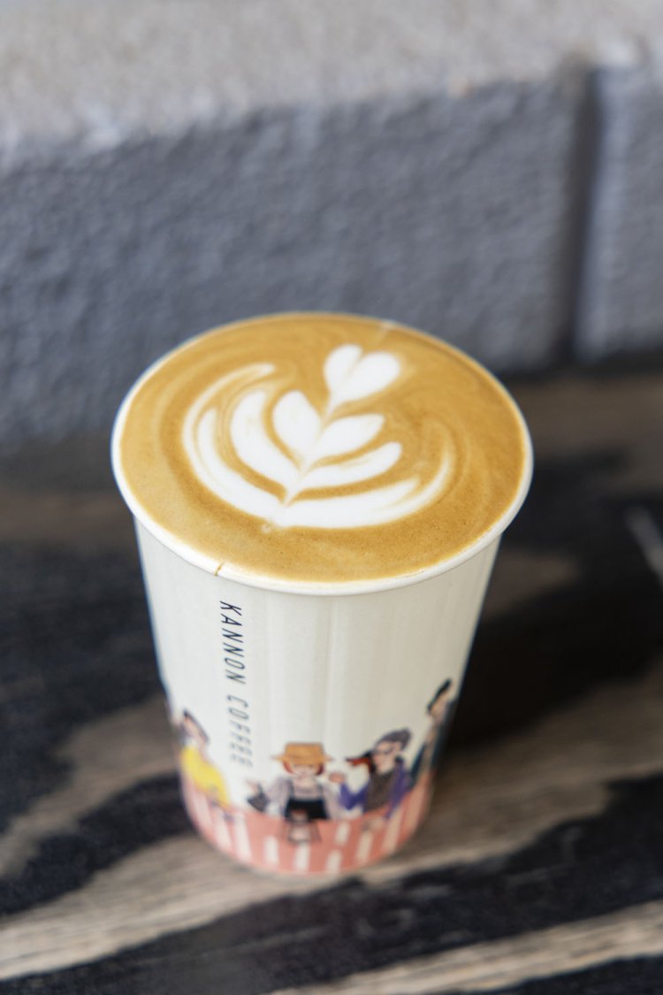 カフェラテ550円。持ち帰りもできる。