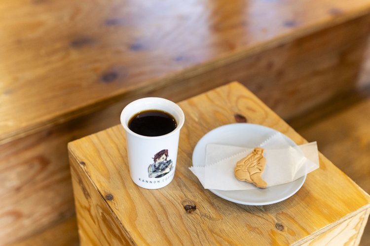 ドリップの「コクと苦みブレンド」は500円。この地に縁がある吉田松陰を模したクッキー150円も好評。