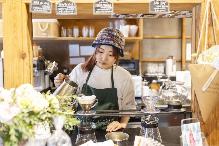 カウンターで抽出中の小林郁実さん。コーヒーと笑顔に癒やされる。