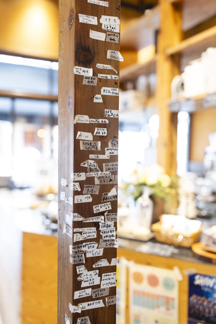 柱にはこの店に来た人たちの“背比べ”の印が。柱や梁が目を引く店内は、どこか懐かしい雰囲気。